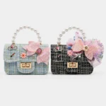 Cartera con Moño y Broche Dorado