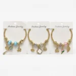 Pulsera Dorada Elastizada con Charms Variados