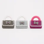 Cartera Tejida con Manija de Peluche