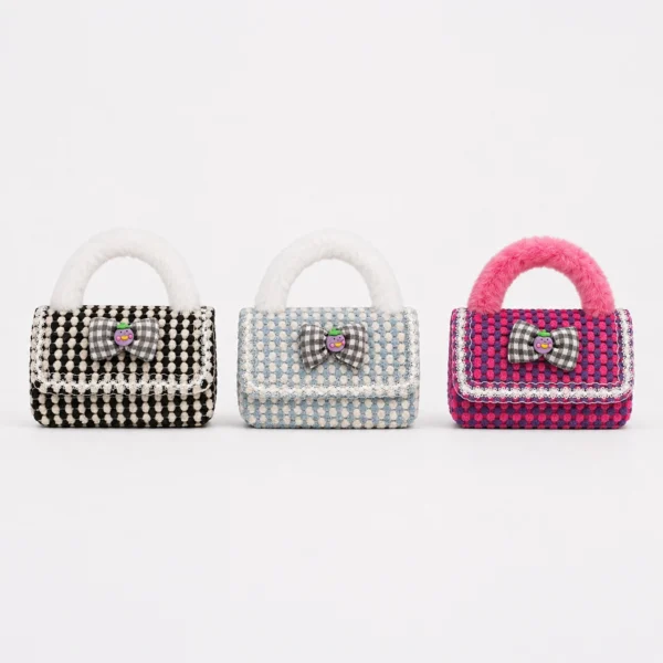 Cartera Tejida con Manija de Peluche