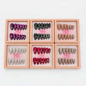 Uñas Ovaladas con Lunares de Strass